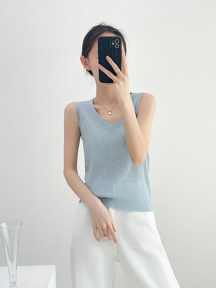 青ファッション すっきり着こなす ノースリーブニット