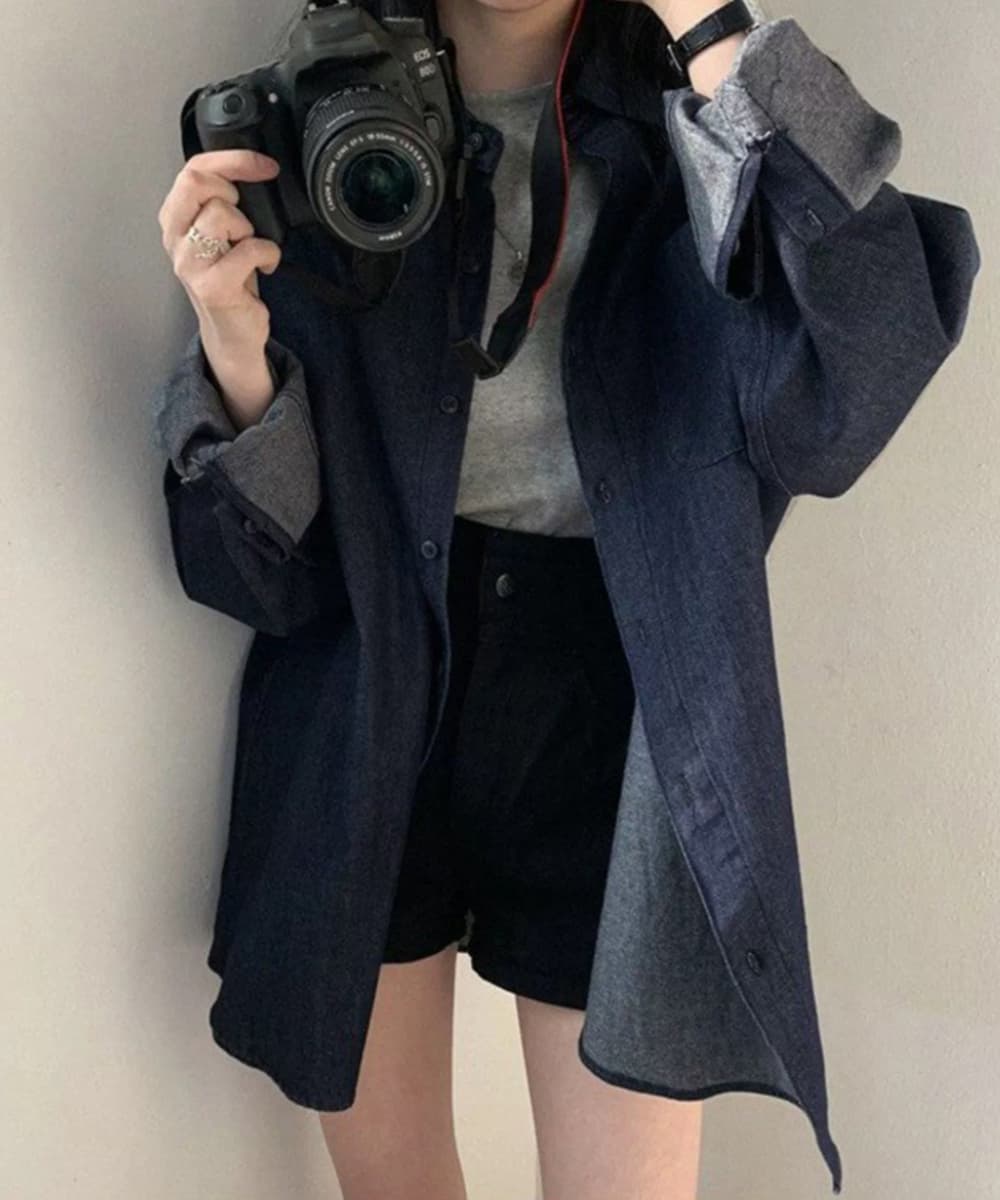 青ファッション ゆったりデニムシャツ 重ね着コーデ 体型カバー