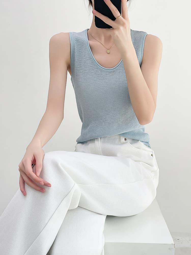 青ファッション すっきり着こなす ノースリーブニット