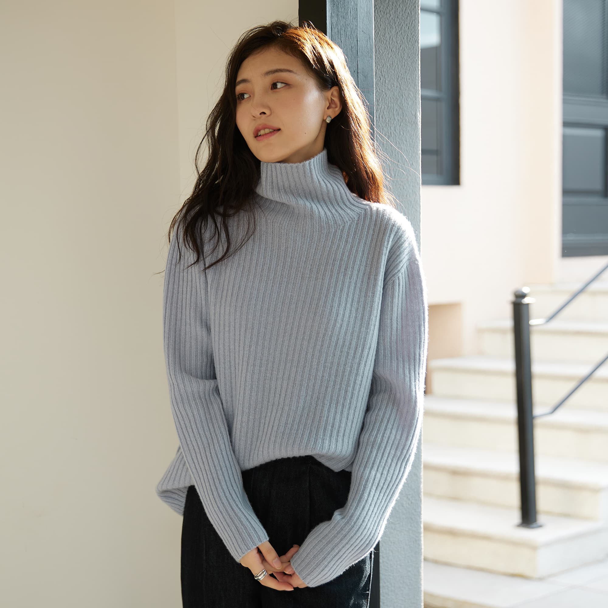 青ファッション ニット 美シルエットハイネックリブニット
